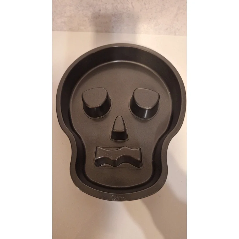 Wilton Non-stick metal skull-shaped cakepan NEW